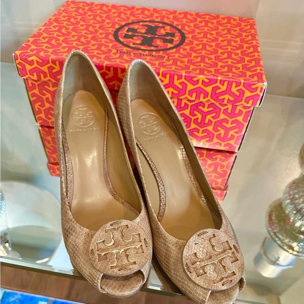Tory Burch Sally 2 Women's Tan Snake Embossed Wedge Heels 9 Excellent! - Picture 7 of 9